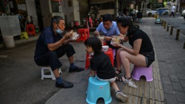 袁斌：央视宣传摆地摊日入几万，你信吗？