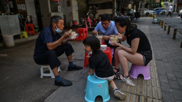 袁斌：央視宣傳擺地攤日入幾萬，你信嗎？