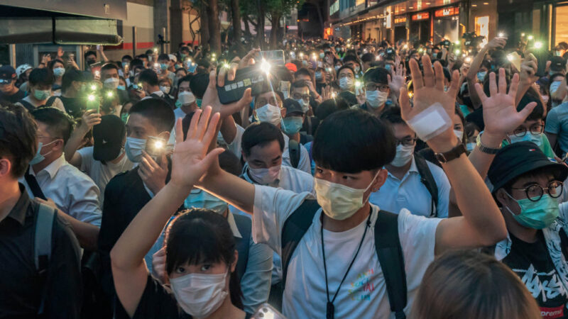 香港反送中周年 港人“流水”游行继续抗争