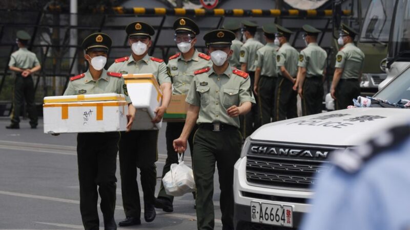 北京疫情来势凶6市场被关 大批武装人员进驻（视频）