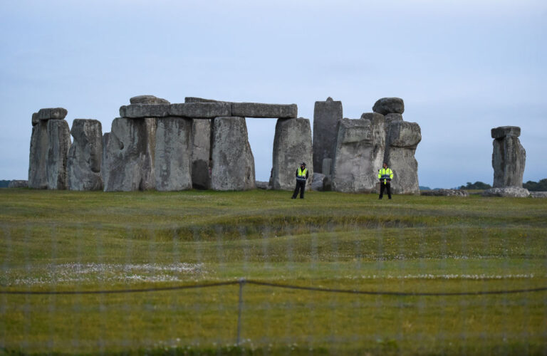 驚人發現！英國巨石陣旁發現4500年前巨大豎井圈