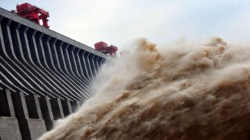 洪水圍困中國26省市 長江流域暴雨還要下10天（視頻）