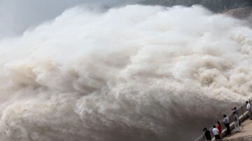 长江三峡汛情凶猛 千座水库紧急泄洪