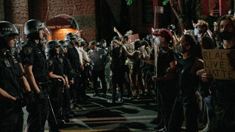 紐約警探工會轉弱為強 起訴暴徒攻擊警察