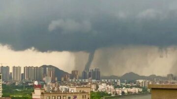 東莞驚現「龍吸水」 強風暴雨閃電8000次