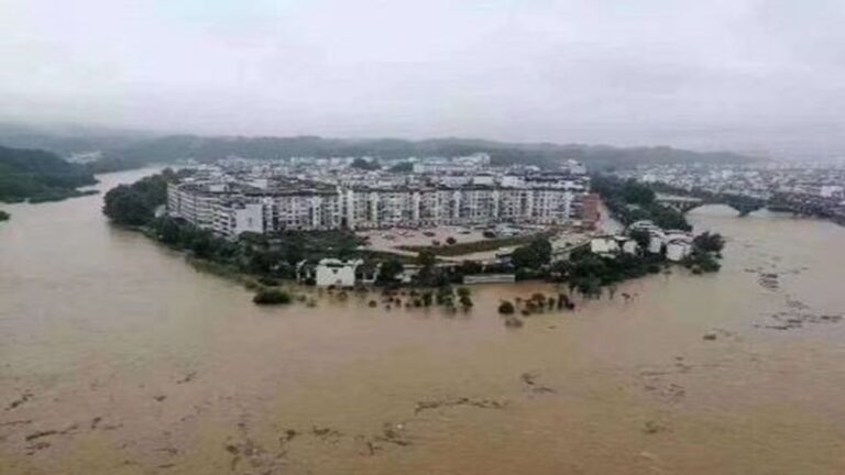 中國26省泡水 官方續發暴雨警告(多視頻)