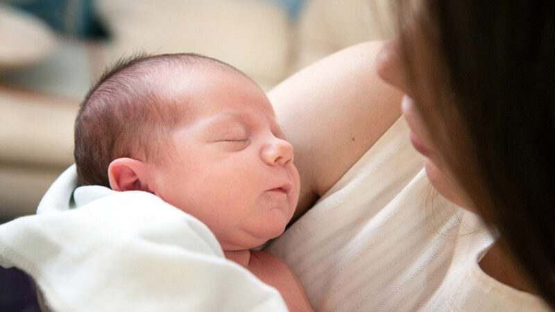 产妇难产急救无效 新生宝宝一举动让妈妈醒了
