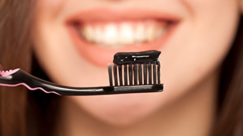 木炭牙膏真的可以让牙齿洁白吗？