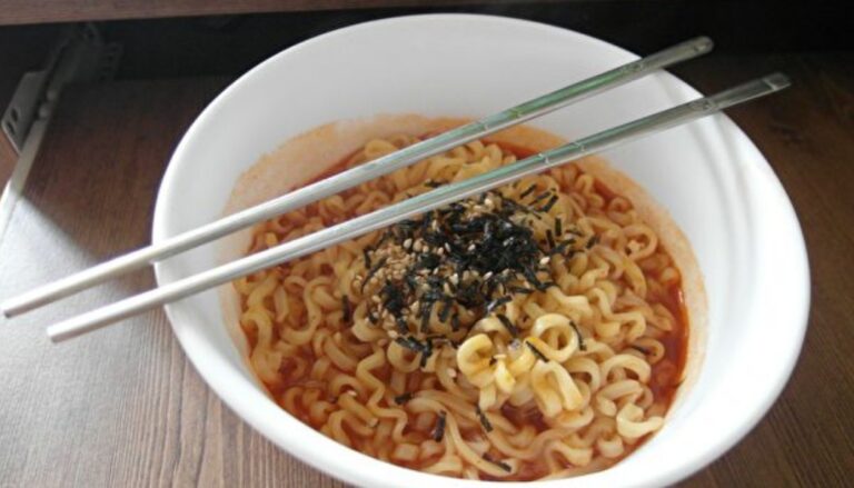 英國學生發明環保泡麵袋 遇熱水溶解變醬汁（組圖）