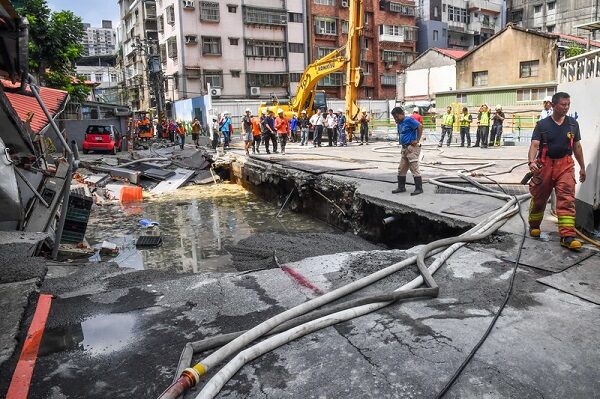 台灣新北施工路面塌陷 壓斷瓦斯管 住戶受驚嚇