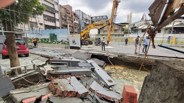 台灣新北施工路面塌陷 壓斷瓦斯管 住戶受驚嚇