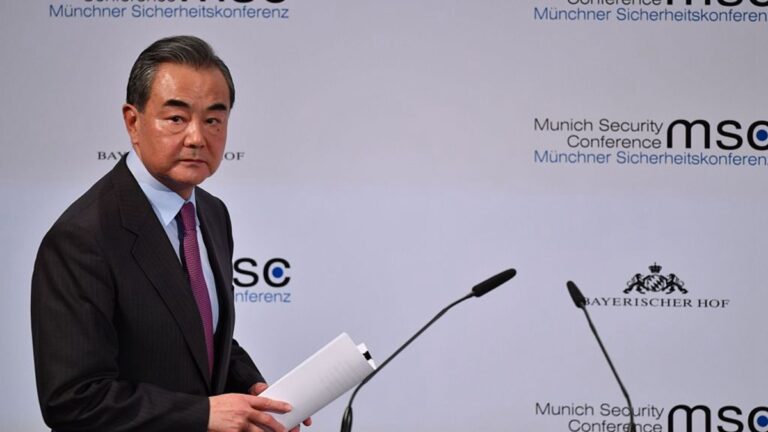 王毅講話被指分裂：一邊奉陪到底 一邊避免對抗
