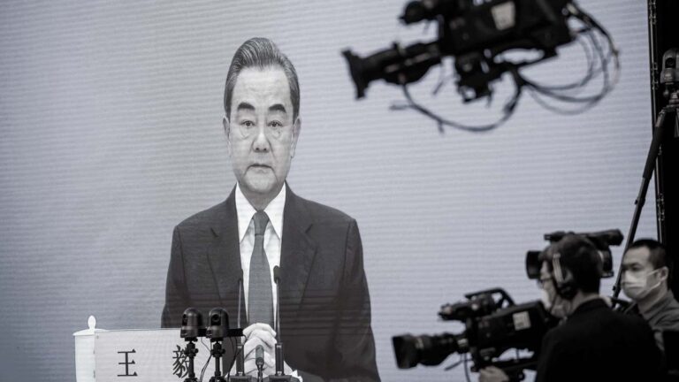趙立堅、王毅再拉14億人擋槍 引網友一片罵聲
