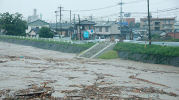 空前豪雨橫掃九州 民眾登屋頂待救 日相派萬人救災