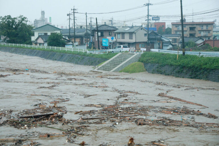 空前豪雨橫掃九州 民眾登屋頂待救 日相派萬人救災