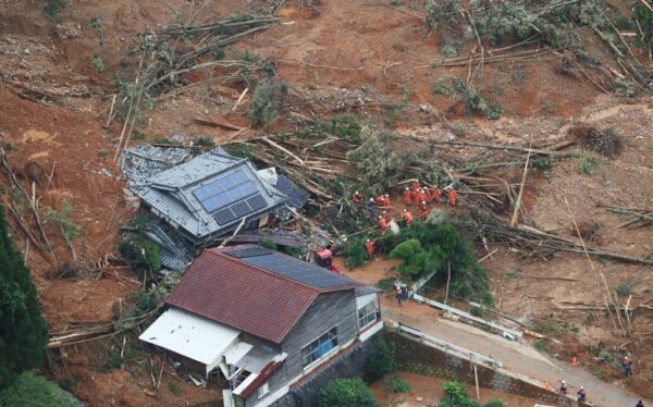 大雨重創日本九州 16死17命危 居民排SOS求援