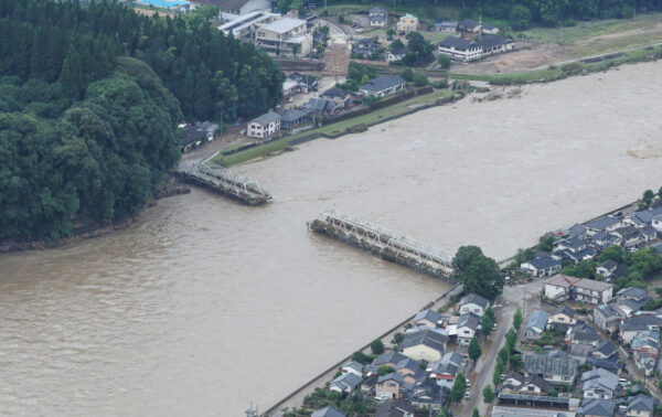 大雨重創日本九州 16死17命危 居民排SOS求援