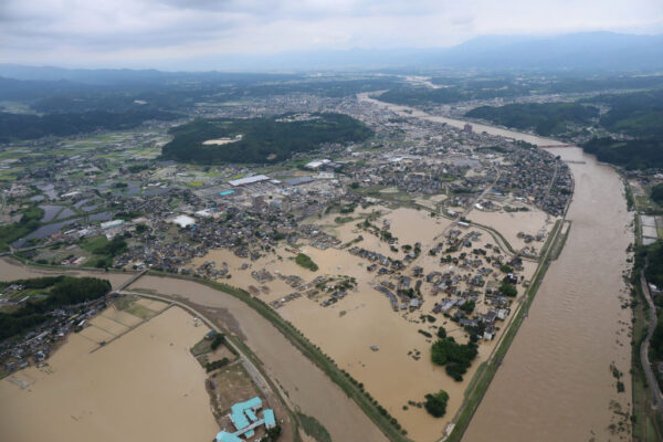 大雨重創日本九州 16死17命危 居民排SOS求援