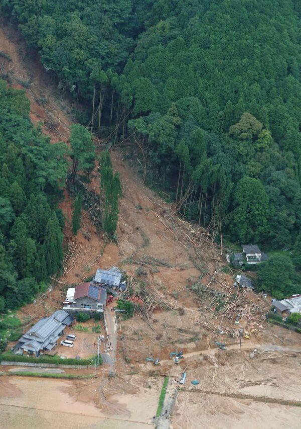 大雨重創日本九州 16死17命危 居民排SOS求援