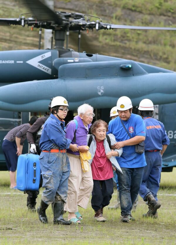 大雨重創日本九州 16死17命危 居民排SOS求援