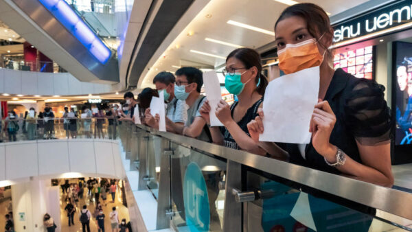 香港百人举白纸抗议港警举紫旗警告涉违国安法 Apm商场 九龙观塘 港人抗共 新唐人中文电视台在线