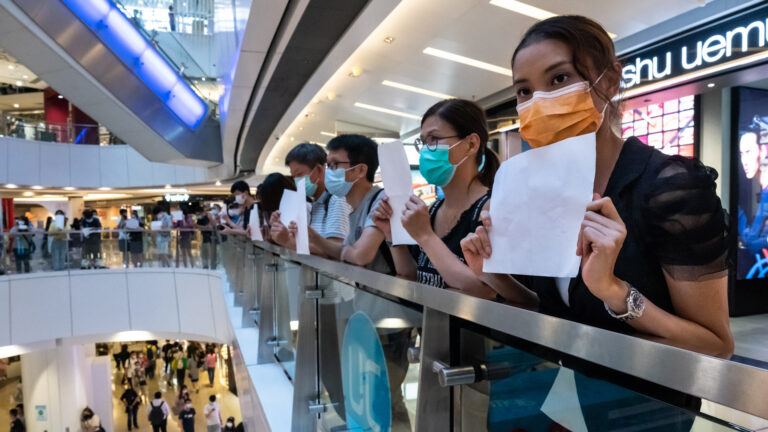 港人白紙抗中共惡法 防暴警闖商場截查