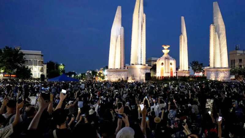 畢業恐失業 泰國學生率領群眾示威