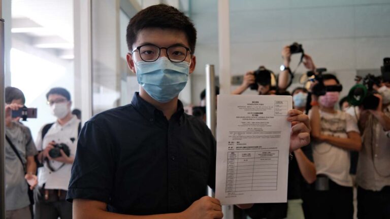 黃之鋒等12人被奪參選資格 立法會選舉被指成笑話