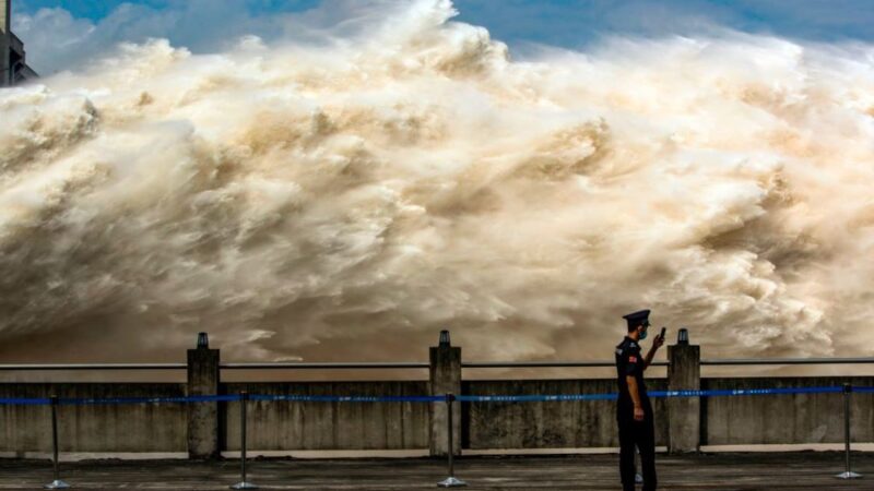 长江第3号洪水来袭 重庆土石流堰塞湖溢坝