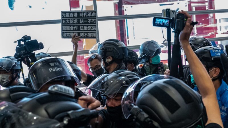 组图：7.21港人重现元朗抗争 警方拘捕多人