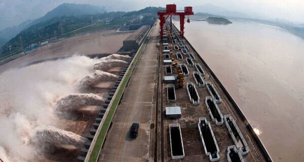 長江2號洪水猛灌三峽大壩  4天後抵達武漢