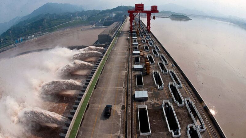 长江2号洪水猛灌三峡大坝  4天后抵达武汉