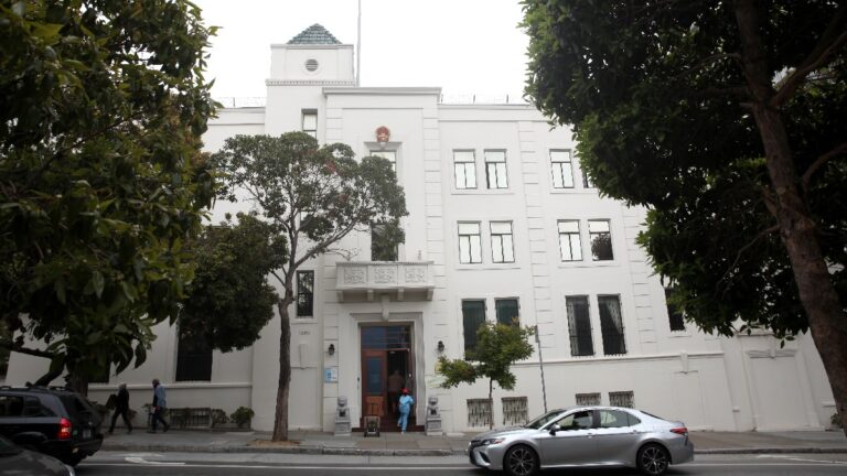 疑被中共抛棄 唐娟出庭未聘律師