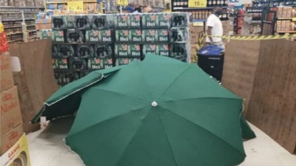 员工猝死以伞遮蔽 巴西卖场继续营业引众怒