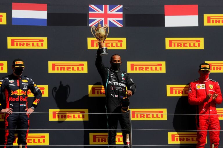 F1英國站：梅奔最後雙爆胎 小漢驚險登頂