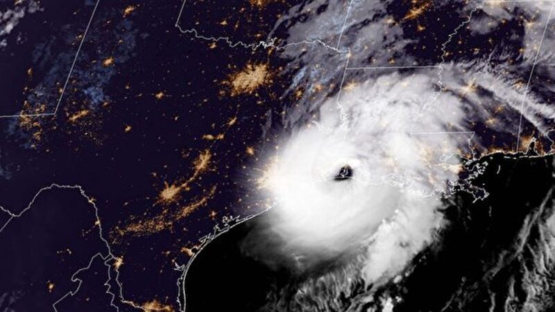 美国科学家一天飞进飓风5次 拍下罕见画面