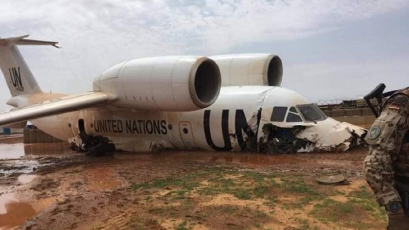 UN飛機降落馬里 衝出跑道陷爛泥釀11傷