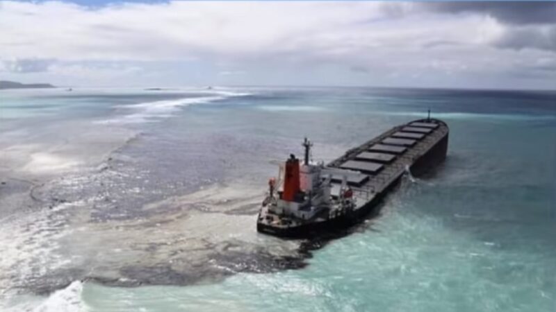 货轮触礁漏油 模里西斯生态环境遭污染
