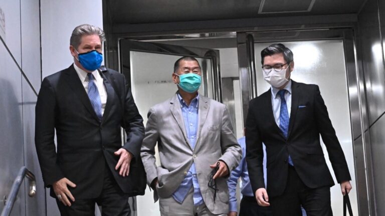 黎智英被捕後身家猛漲 出警署時歡呼一片(視頻)