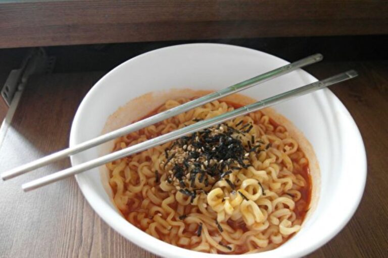 英國學生發明環保泡麵袋 遇熱水溶解變醬汁