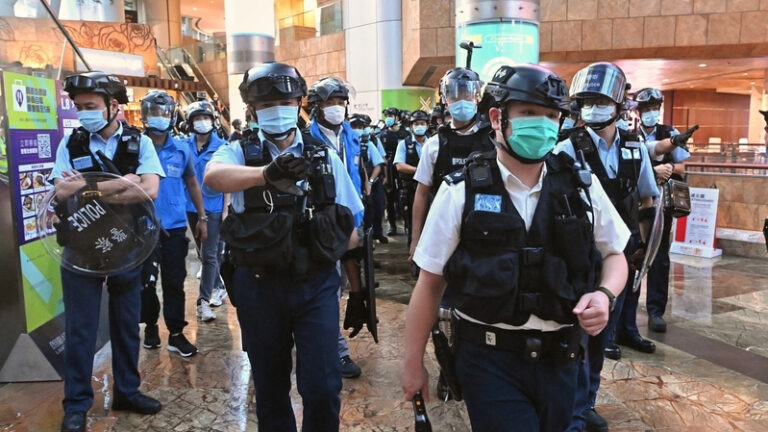 港鐵831太子站襲擊 港人自發獻花遭警驅離