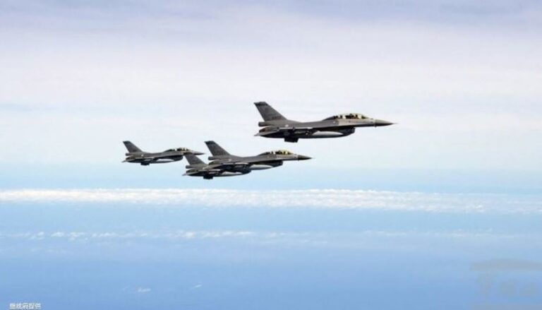 中美航母對峙細節曝光 美軍F-16罕見掛彈警示中共