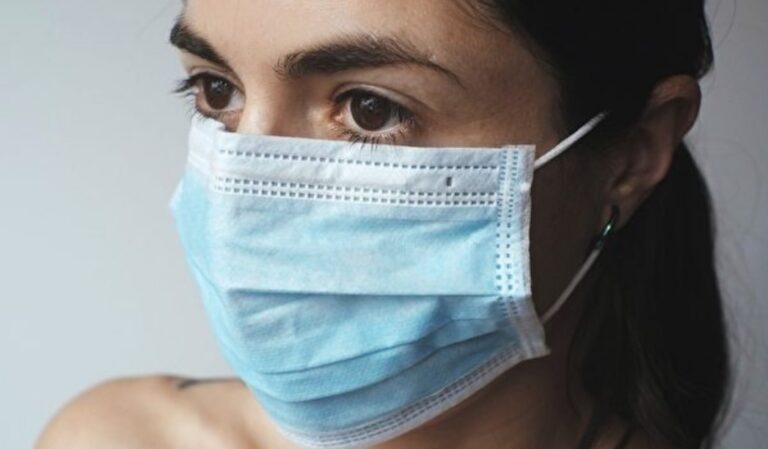 美國男子發明一把槍 可發射口罩到人的臉上