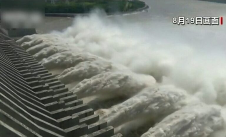 【禁聞】三峽大壩11孔洩洪 重慶遭遇百年最大洪水