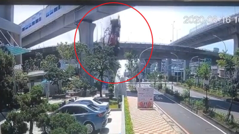 画面曝光！高雄水泥车从17米高架桥坠地 司机不治