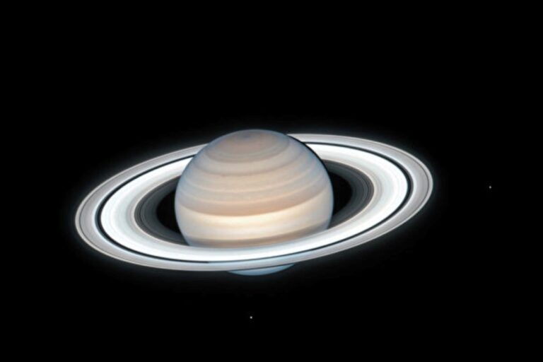 哈勃拍到土星夏季美景 行星環清晰可見