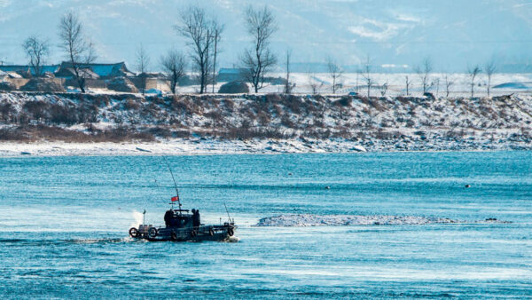 被索要“小费”价码太高 中国渔船撞翻朝鲜巡逻艇