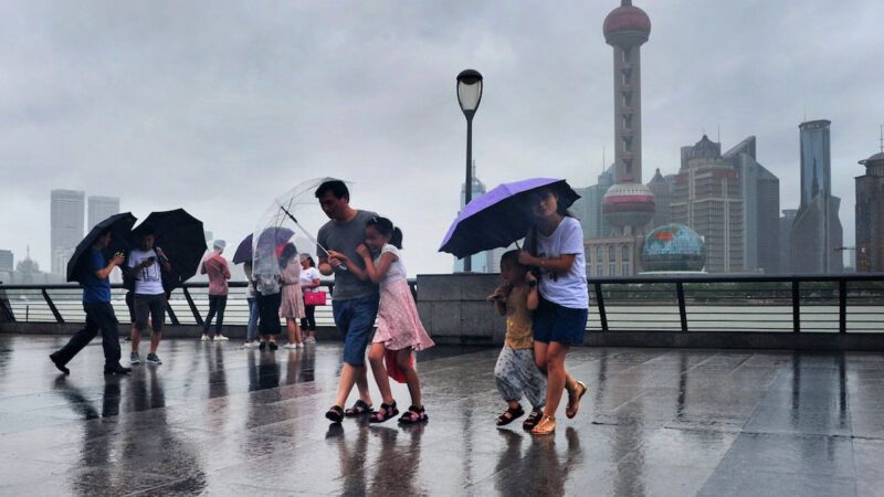 台风过境上海 金山一片汪洋 市民划船出行