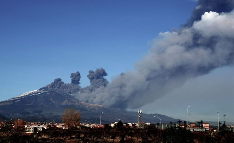 噴發黑色灰雲 西西里島埃特納火山出現活動跡象