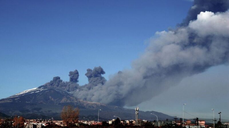 噴發黑色灰雲 西西里島埃特納火山出現活動跡象